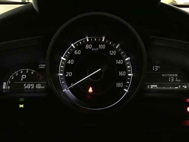 �������̑�^�~�`���[�^�[�ƍ��E�̃E�C���O��̃f�W�^���f�B�X�v���C�B���[�^�[��^���ʂɒu�����ƂŃh���C�o�[�̓R�N�s�b�g�̒��S�������������鎖���ł��܂��B