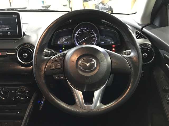 �����̂悤�ɃX�e�A�����O�X�C�b�`���t���Ă���A�n���h�������𗣂����ɊȒP�ȃI�[�f�B�I���삪�e�Ղɂł��܂���