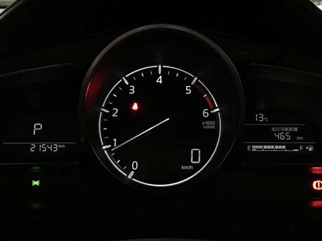 �������̑�^�~�`���[�^�[�ƍ��E�̃E�C���O��̃f�W�^���f�B�X�v���C�B���[�^�[��^���ʂɒu�����ƂŃh���C�o�[�̓R�N�s�b�g�̒��S�������������鎖���ł��܂��B