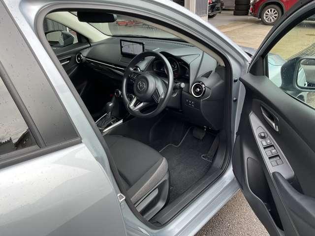 �����ړ������Ȃ��h���C�r���O�ɐ�O�ł���R�b�N�s�b�g�B�^�]���ɕK�v�ȁu���s���v�Ƃ���ȊO�́u�֗��E���K���v�𖾊m�ɕ����Ă���̂ŏ��𓾂鎞�ɖ��������Ȃ����Ă��܂��B