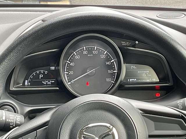 �������̑�^�~�`���[�^�[�ƍ��E�̃E�C���O��̃f�W�^���f�B�X�v���C�B���[�^�[��^���ʂɒu�����ƂŃh���C�o�[�̓R�N�s�b�g�̒��S�������������鎖���ł��܂��B