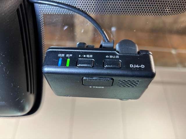 ���̎��Ȃǂ̉f�����L�^����h���C�u���R�[�_�[�t��