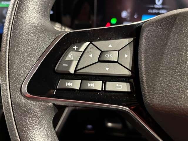 �n���h�����������܂ܐe�w�Ńi�r�̉��ʒ��߂�A�h�o���X�h�h���C�u�A�V�X�g�f�B�X�v���C�ݒ肪�ł���X�e�A�����O�X�C�b�`�t��