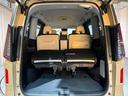 背凭れを倒すと段差のある荷室にもなります☆
