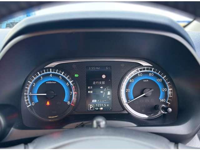 �����ɗl�X�Ȏԗ���񂪕\��������i�I�ȃ��[�^�[�ł��I�J���[�f�B�X�v���C�Ȃ̂ŁA�����킸���₷���A���S�ł���I