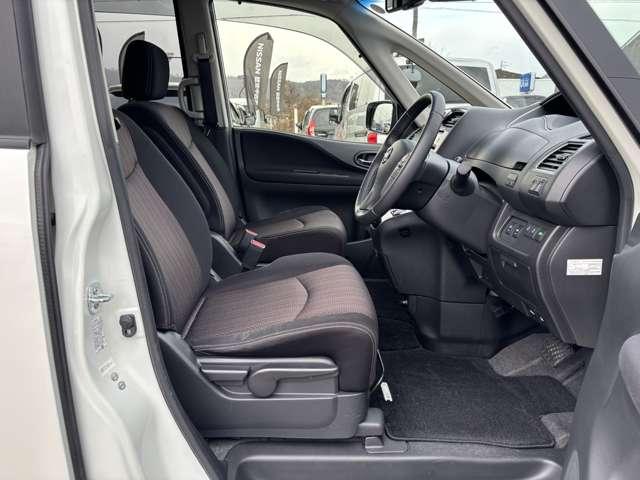 セレナ ２．０　ハイウェイスター　Ｖセレクション＋ＳａｆｅｔｙＩＩ　クルーズコントロール／アラウンドビューモ（5枚目）