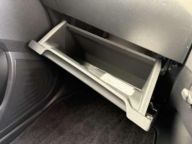 �O���[�u�{�b�N�X�͉��s���������e�ʂł��I�Ԍ��؂�����ȃh�A�����̎Ԍ��؎��[�{�b�N�X�ɓ����΁A�L�����[���t�����p���Ă��������܂��I