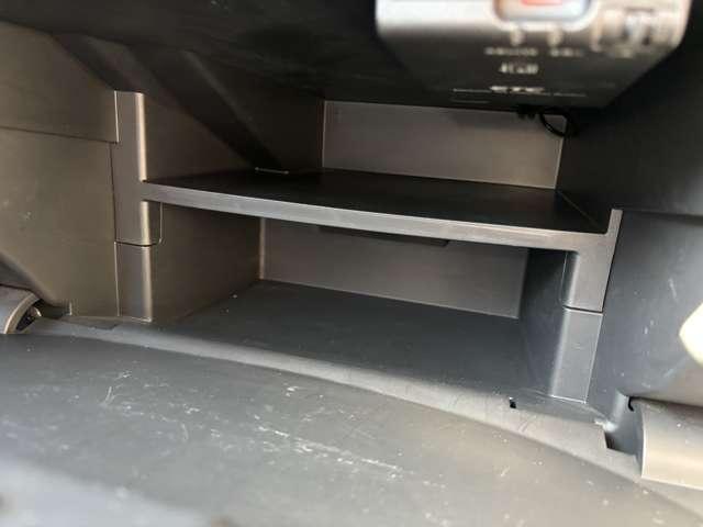 �O���[�u�{�b�N�X�́A�Q�i�ɂȂ��Ă���A�Ԍ��ؓ���Ƒ��̉ו��𕪂��Ď��[���邱�Ƃ��ł��܂���I