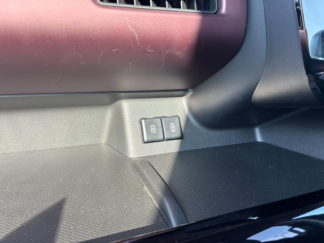 スペーシアカスタム カスタム　ＨＹＢＲＩＤ　ＸＳ　オートライト　スライドドア　プッシュスタート　シートヒーター　オートエアコン　衝突被害軽減システム　アイドリングストップ　衝突安全ボディ　盗難防止システム（32枚目）