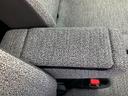 アームレストがあるので、長距離運転時などドライバーの負担を軽減してくれます。