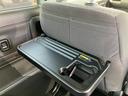 後席用のテーブルがあります(走行中は使用しないでください)