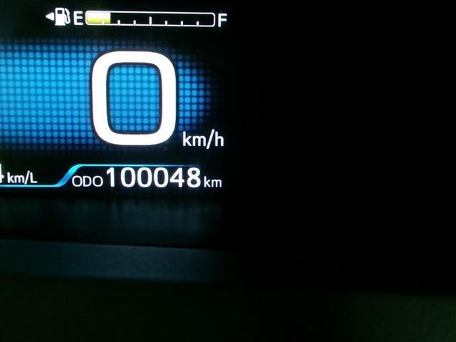 プリウス Ａツーリングセレクション　４ＷＤ　衝突被害軽減システム　メモリーナビ　フルセグ　ＬＥＤヘッドランプ　アルミホイール　バックカメラ　ドラレコ　スマートキー　オートクルーズコントロール　ＥＴＣ　盗難防止装置　電動シート　キーレス（4枚目）