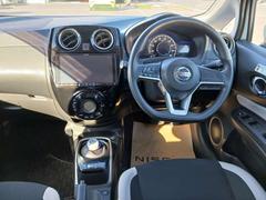 広々とした運転席周り！収納や物を置く場所もあり快適に過ごせる空間です！ 4