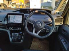 広々とした運転席周り！収納や物を置く場所もあり快適に過ごせる空間です！ 4