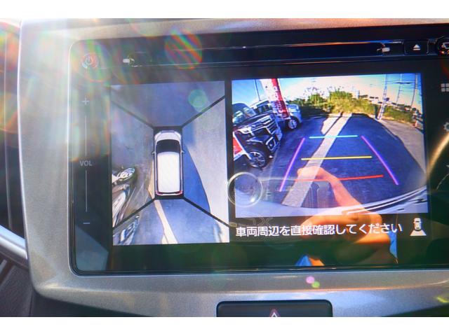 前後左右に４つのカメラと対応ナビげーションでクルマを真上から見たような映像を映し出し、運転席から見えにくい周辺状況の確認をサポートします。