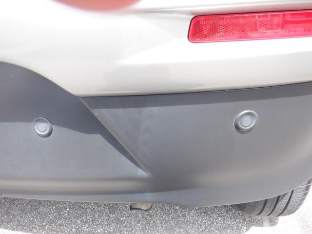後退時ブレーキサポートはリヤバンパーに４つの超音波センサーを内臓し、車両後方にある障害物を検知。透明なガラスなども検知でき、コンビニの駐車場などでの衝突回避をサポートします。