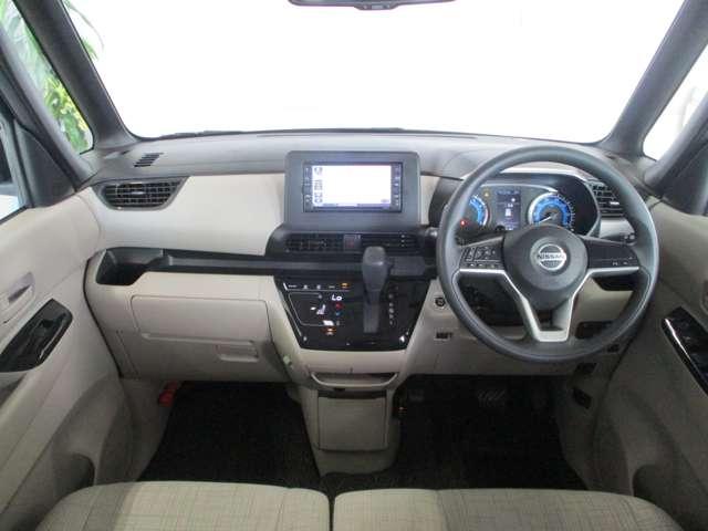 ベージュ系を基調とした明るくスタイリッシュなデザインの運転席です。衝突被害軽減ブレーキ、レーンキープアシストなどの安心装備付き！