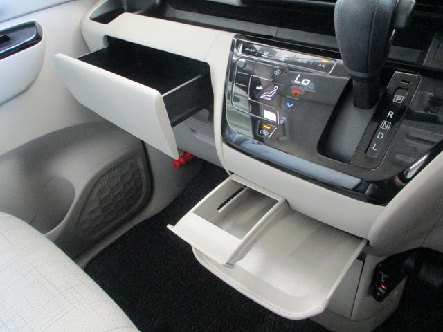 シフト下にはドリンクホルダー＆テーブル（ＭＡＸ３ｋｇ）があり使用しない場合には収納でき邪魔にならず便利です。
