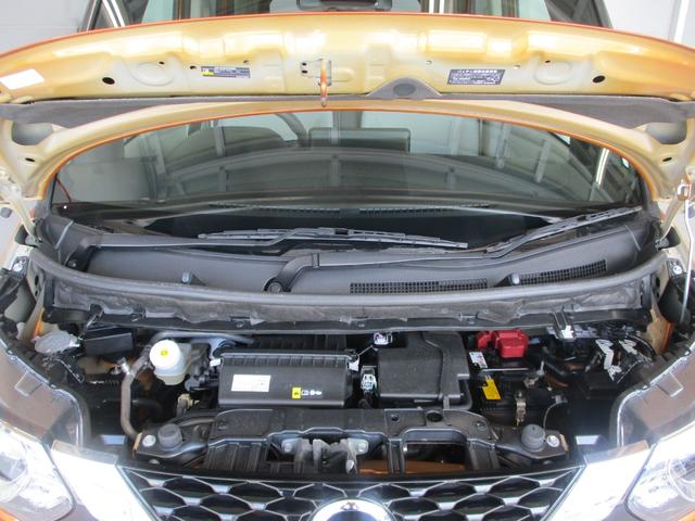 エンジンルームも専門業者がピカピカに磨いています！