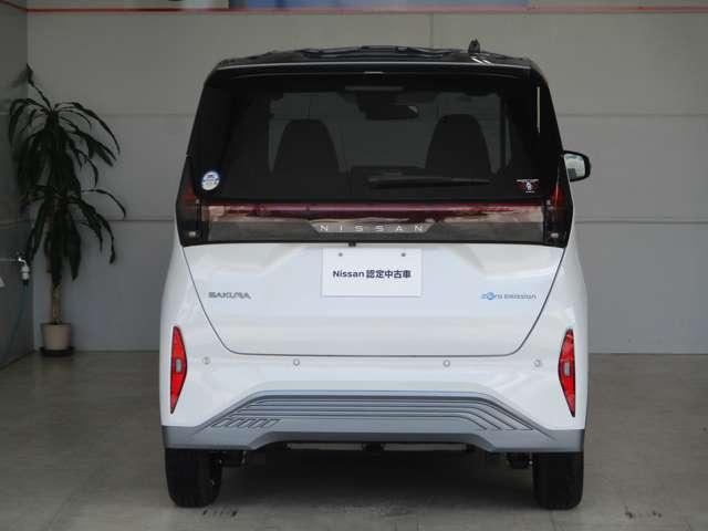 バックドアを横断するロングタイプのＬＥＤリヤコンビネーションランプを軽初搭載。荷室を犠牲にしないランプが、バックドア全体を美しく光らせます。