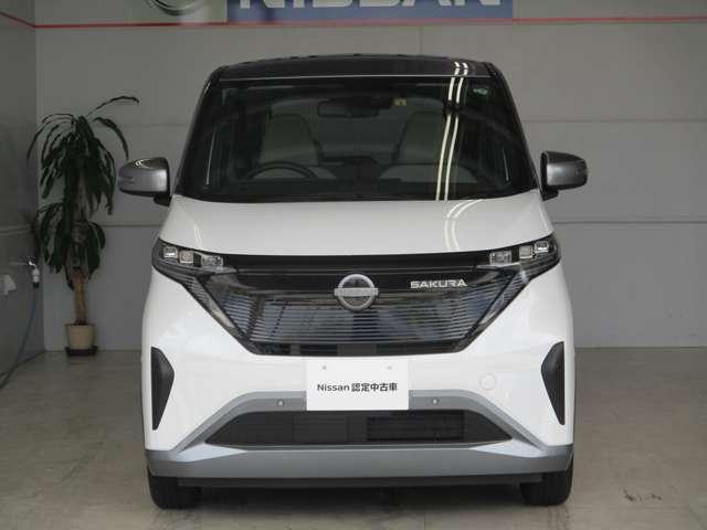 フロントカメラで前方の車両や歩行者を検知。万一、ドライバーが安全に減速できなかった場合には、自動的に緊急ブレーキを作動させて衝突を回避、または衝突時の被害や傷害を軽減します。
