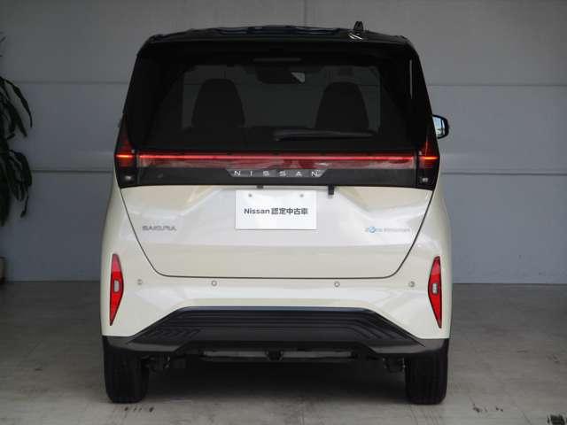 バックドアを横断するロングタイプのＬＥＤリヤコンビネーションランプを軽初搭載。荷室を犠牲にしないランプが、バックドア全体を美しく光らせます。