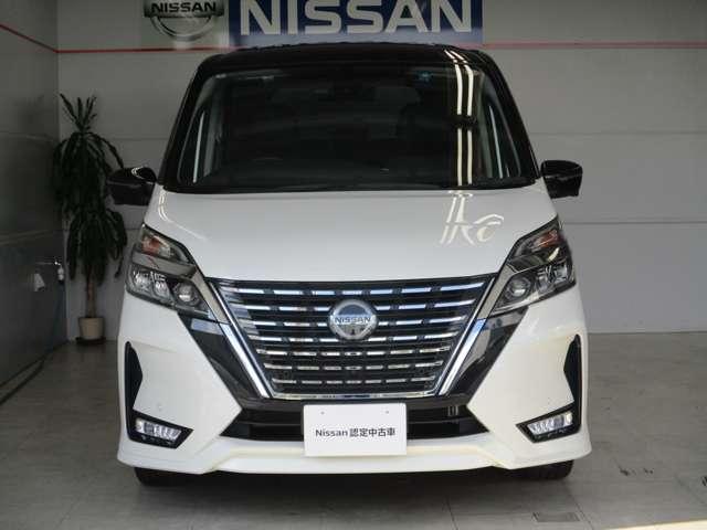 フロントマスクの大きなＶモーショングリルは日産らしさを引き立たせてくれます。雨の日に安心のフォグランプ付き！