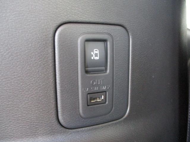 ３列目助手席側にはスライドドア開閉スイッチが配置されているので開けてもらわなくてもご自身で乗り降り出来ます。