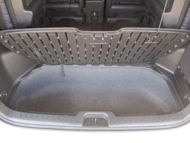 ラゲッジの下にも大きな収納あります。深さもあるので色々入ります。