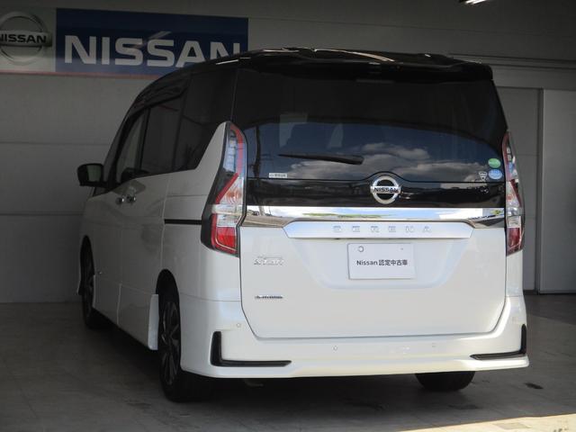 後部座席とリアはプライバシーガラスです。衝突被害軽減ブレーキ、レーンキープアシスト、アクセル踏み間違い防止装置などの安心装備も魅力の１台です。