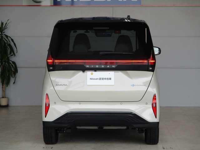 バックドアを横断するロングタイプのＬＥＤリヤコンビネーションランプを軽初搭載。荷室を犠牲にしないランプが、バックドア全体を美しく光らせます。