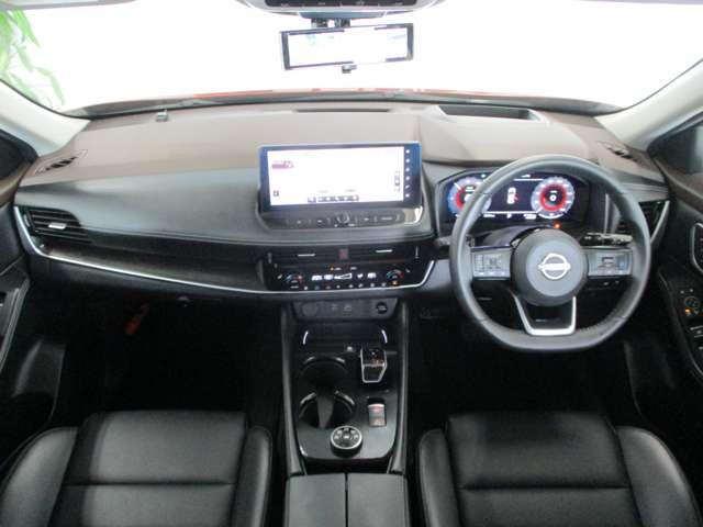 黒を基調とした車内空間。おちついた雰囲気です。12.3インチナビが大きく見やすい!