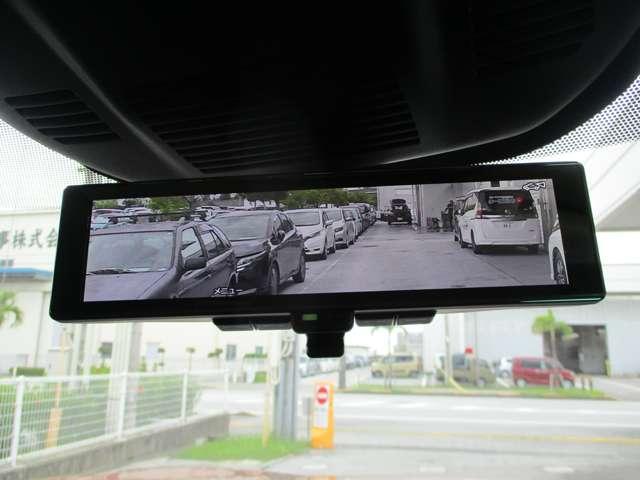 インテリジェントルームミラー。液晶ディスプレイで後方部を広い視野で確認できるルームミラーモニター搭載!