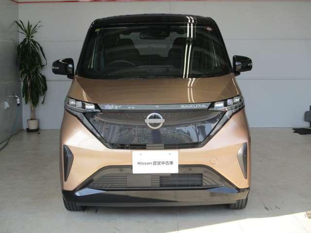 フロントカメラで前方の車両や歩行者を検知。万一、ドライバーが安全に減速できなかった場合には、自動的に緊急ブレーキを作動させて衝突を回避、または衝突時の被害や傷害を軽減します。