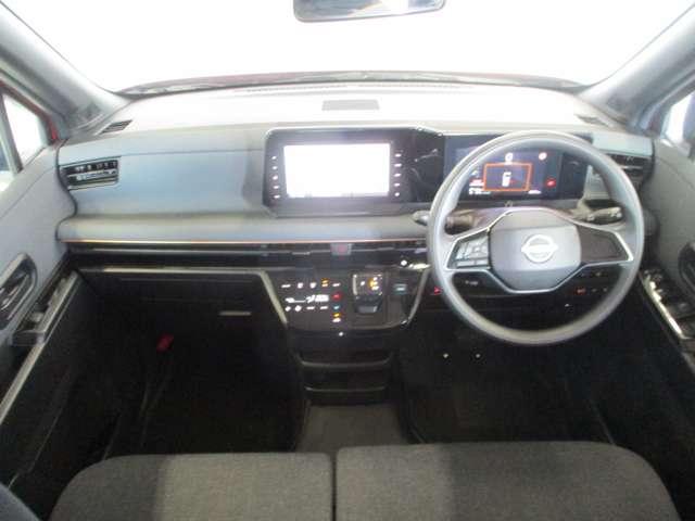 グレーを基調としたスタイリッシュなデザインの運転席です。衝突被害軽減ブレーキ、レーンキープアシストなどの安心装備付き！