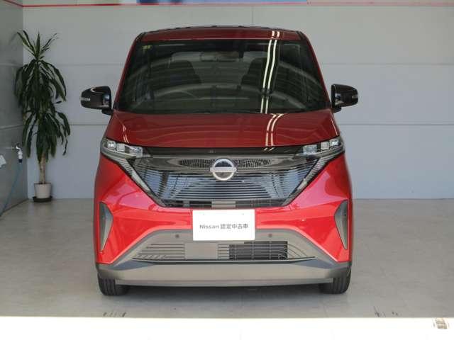 フロントカメラで前方の車両や歩行者を検知。万一、ドライバーが安全に減速できなかった場合には、自動的に緊急ブレーキを作動させて衝突を回避、または衝突時の被害や傷害を軽減します。