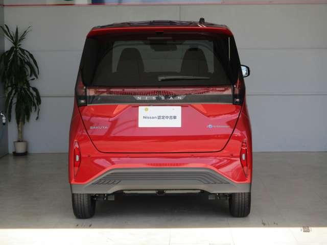 バックドアを横断するロングタイプのＬＥＤリヤコンビネーションランプを軽初搭載。荷室を犠牲にしないランプが、バックドア全体を美しく光らせます。