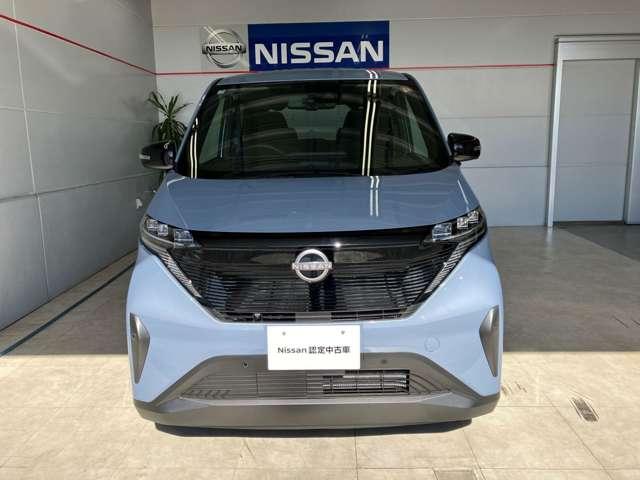 フロントカメラで前方の車両や歩行者を検知。万一、ドライバーが安全に減速できなかった場合には、自動的に緊急ブレーキを作動させて衝突を回避、または衝突時の被害や傷害を軽減します。