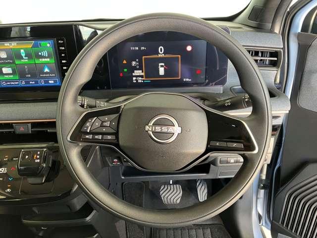 ハンドル左側にオーディオの音量やチャンネル変更が出来るステアリングスイッチが付いてて便利です。