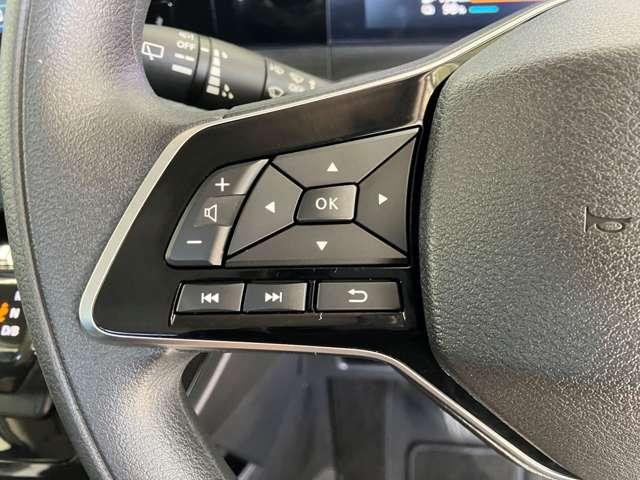 ハンドル左側にオーディオの音量やチャンネル変更が出来るステアリングスイッチが付いてて便利です。