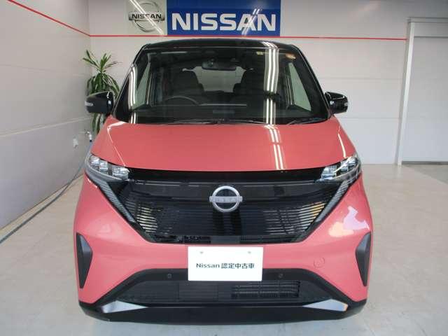 ■フロントカメラで前方の車両や歩行者を検知。万一、ドライバーが安全に減速できなかった場合には、自動的に緊急ブレーキを作動させて衝突を回避、または衝突時の被害や傷害を軽減します。