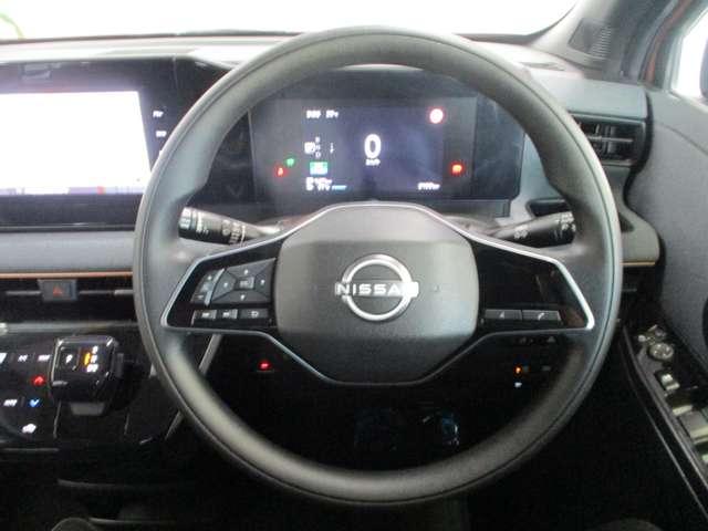 ■ハンドル左側にオーディオコントロールスイッチがあり走行中でもハンドルを握ったまま操作出来ます。■右側にはハンズフリー通話のスイッチがあります。