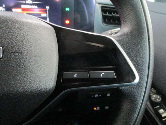 ■右側にはハンズフリー通話のスイッチがあります。