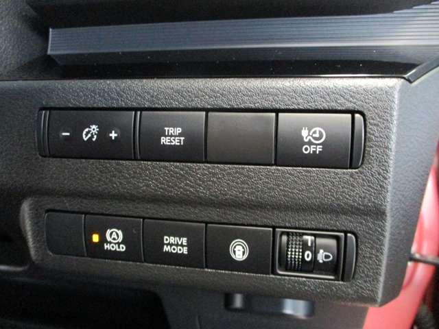 ■左側から、メーターディスプレイ照明調光スイッチ、トリップリセット、タイマー充電ＯＦＦ、ブレーキオートホールド、ドライブモード切替、セーフティシールドＯＮ／ＯＦＦ、ヘッドライトマニュアルレベライザー付
