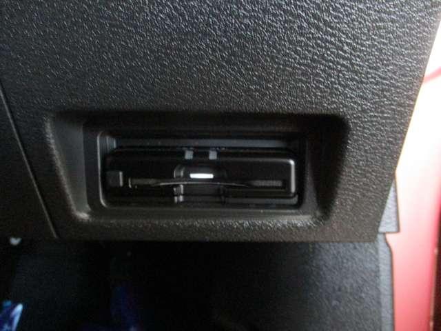 ■高速道路の料金所もノンストレスでスムーズに通過できるＥＴＣ。スマートなビルトインタイプ！