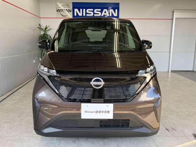 ■フロントカメラで前方の車両や歩行者を検知。万一、ドライバーが安全に減速できなかった場合には、自動的に緊急ブレーキを作動させて衝突を回避、または衝突時の被害や傷害を軽減します。