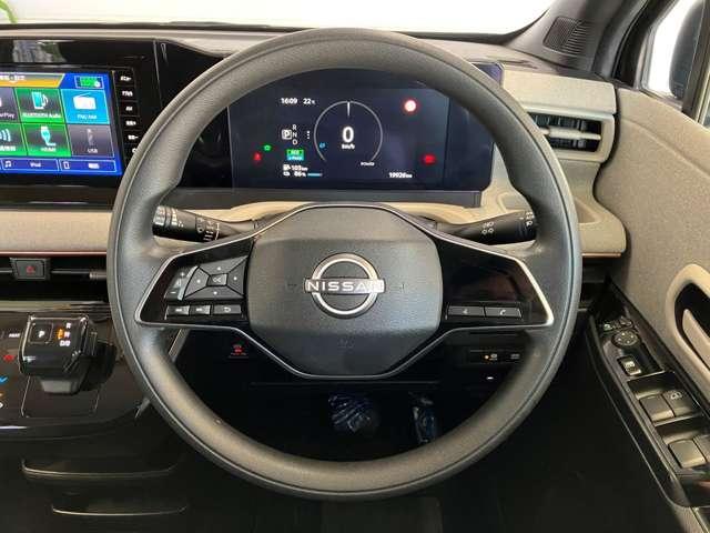 ■ハンドル左側にオーディオの音量やチャンネル変更が出来るステアリングスイッチが付いてて便利です。