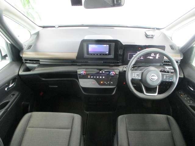 ■ミニバンならではの見渡しのいい運転席と、広々とした室内。スタイリッシュなインテリアです。女性ドライバーにも嬉しいバックカメラ付で駐車も楽々！