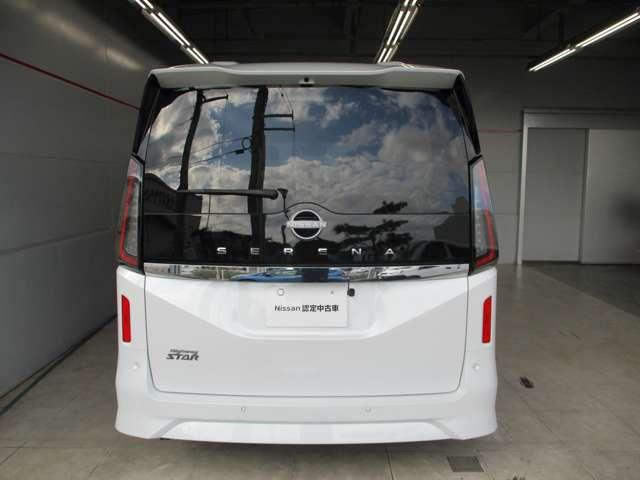 ■安心の障害物センサー付きで、人や障害物を検知して音で知らせてくれます。また、バックドアは、狭いスペースでも荷物の出し入れ可能な、上半分だけを開閉できるデュアルバックドアです！