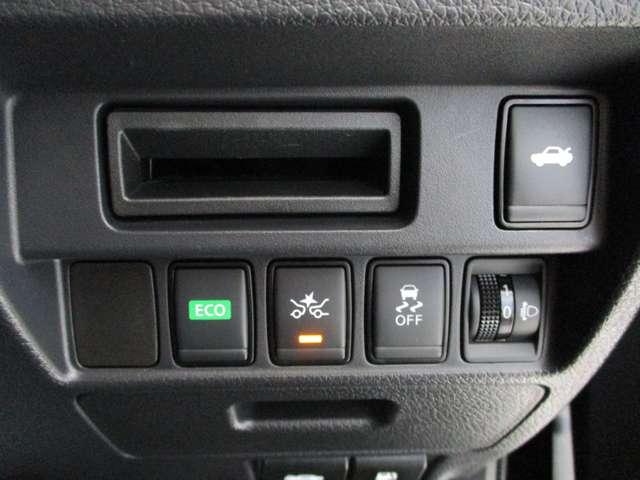 サイドミラーの調整は運転席ドアの操作ボタンで。